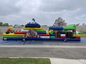 Carrera de Obstáculos Inflable LEGO BLOCK