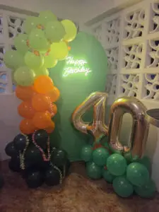 Decoración de Cumpleaños con Globos Orgánicos y Letrero LED Happy Birthday