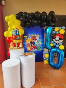 Decoración de Eventos Plus | Fondo de Malla, Arco de Globos y Juego de 3 Cilindros